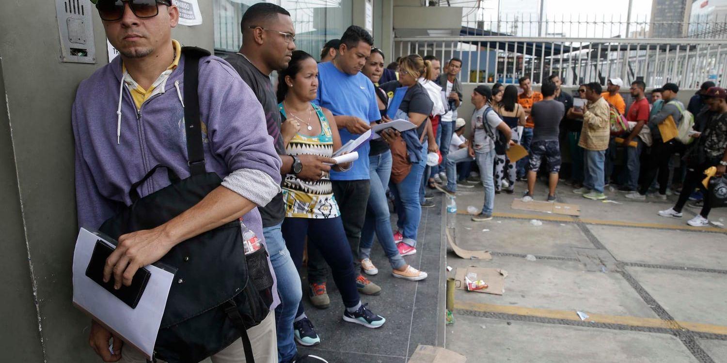 Venezuelaner flyr från landets ekonomiska kris. På bilden köar venezuelaner nyligen utanför Perus utrikesdepartement i Lima.