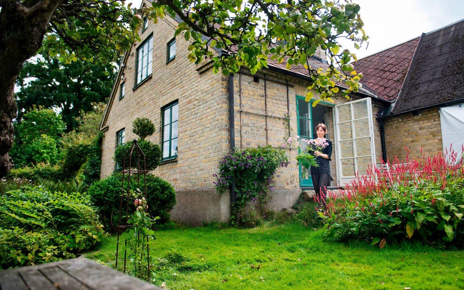 Huset består av en del från 1880-talet och en från 1930-talet. I trädgården hittar Ida växter att dekorera hemmet med.