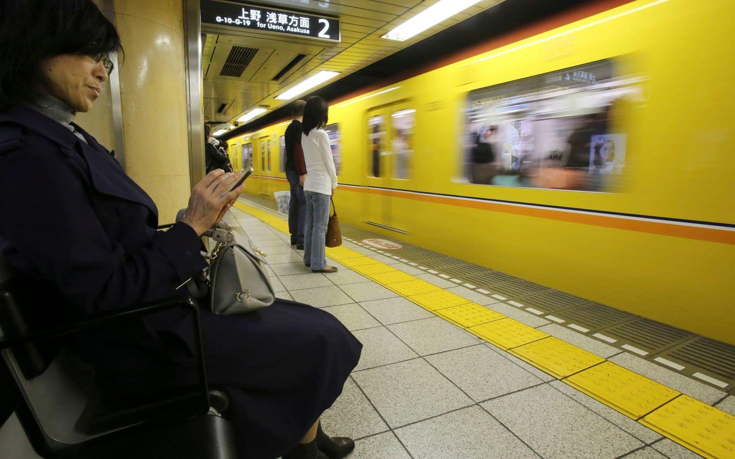 Ett av Tokyos stora tunnelbanesystem stängde ner efter man fått nyheten om Nordkoreas missil i går. BILD: TT