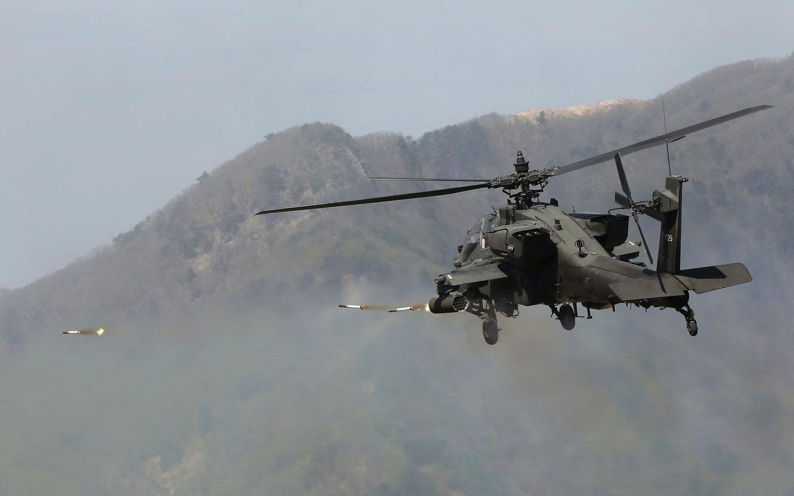 USA har tillsammans med Sydkorea utfört en rad militärövningar under april månad. Här en Apachehelikopter. BILD: TT