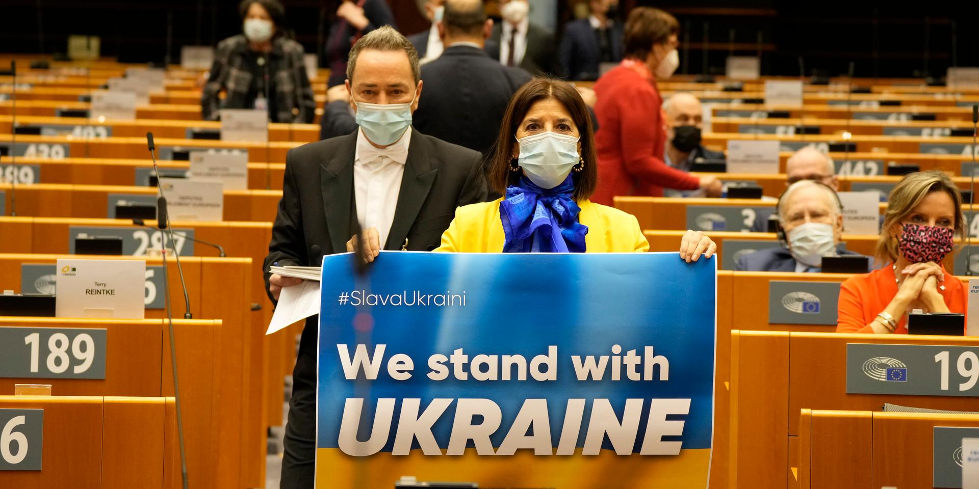 En EU-ledamot håller en skylt till stöd för Ukraina i Europaparlamentet i Bryssel den 1 mars. 