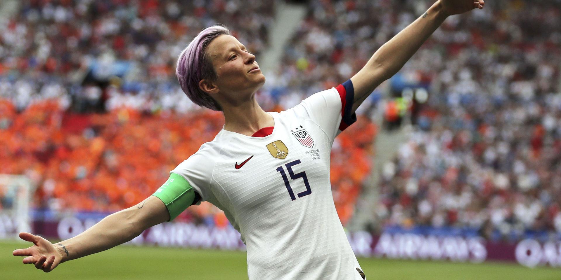USA:s Megan Rapinoe satte stark prägel på sommarens fotbolls-VM. Här gör hon sin patenterade målgest efter en av sina fullträffar under mästerskapet.