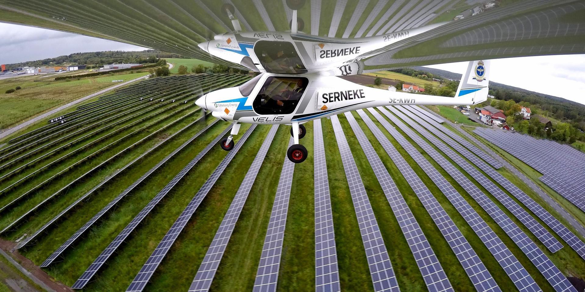 Elflygplanet Pipistrel Velis Electro på väg att landa på Säve flygplats där solpanelerna finns.