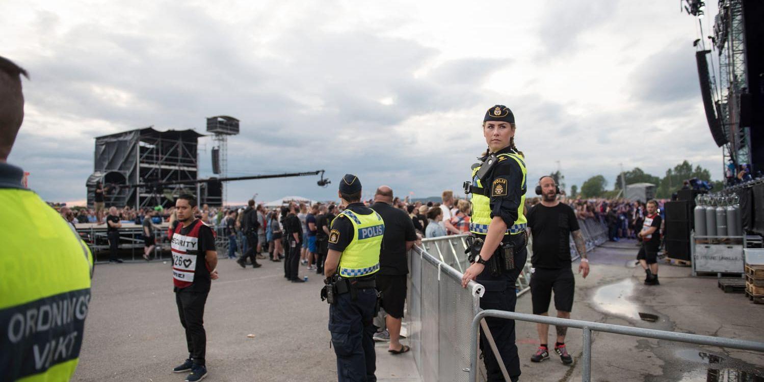 Poliser bevakade Tenacious D uppträdande på Bråvallafestivalen under fredagen.