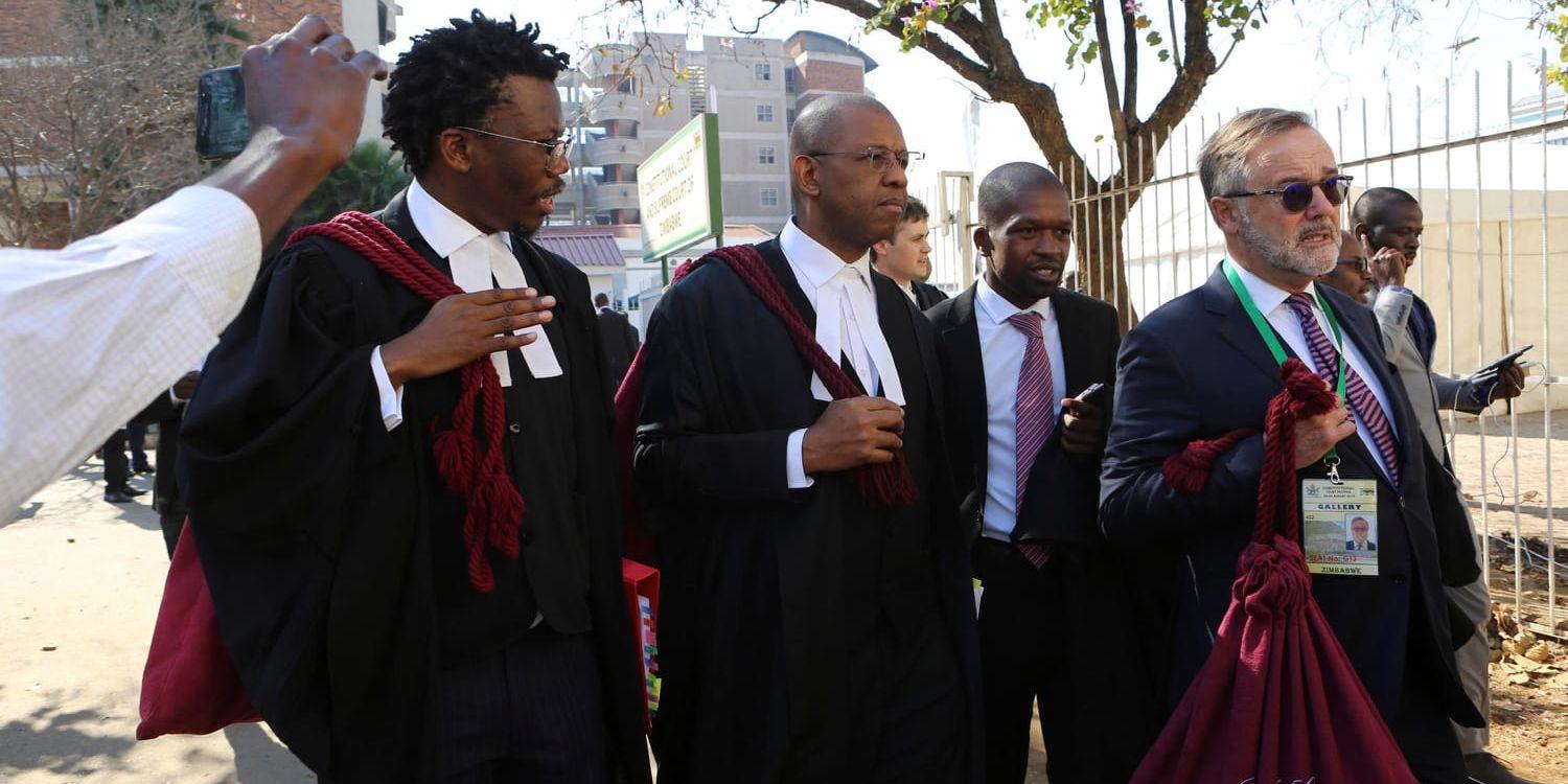 Oppositionspartiet MDC:s jurister anländer till författningsdomstolen i Harare.