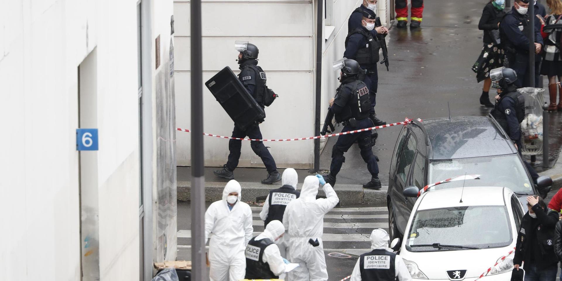 Polis utanför satirtidskriften Charlie Hebdos tidigare lokaler i elfte arrondissementet i östra Paris där fredagens knivattack ägde rum. 