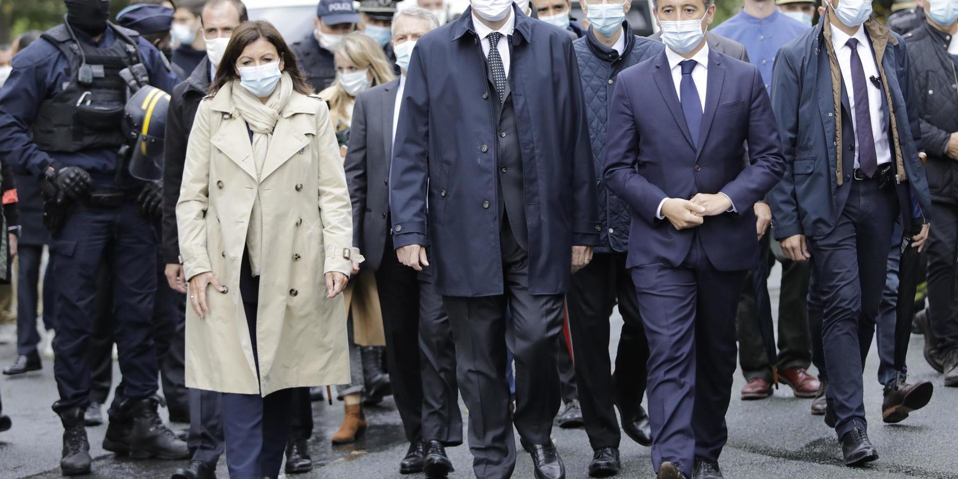 Paris borgmästare, Anne Hidalgo, till vänster, Frankrikes premiärminister Jean Castex, i mitten, och inrikesminister Gerald Darmanin, till höger, anländer till brottsplatsen där knivdådet ägde rum.