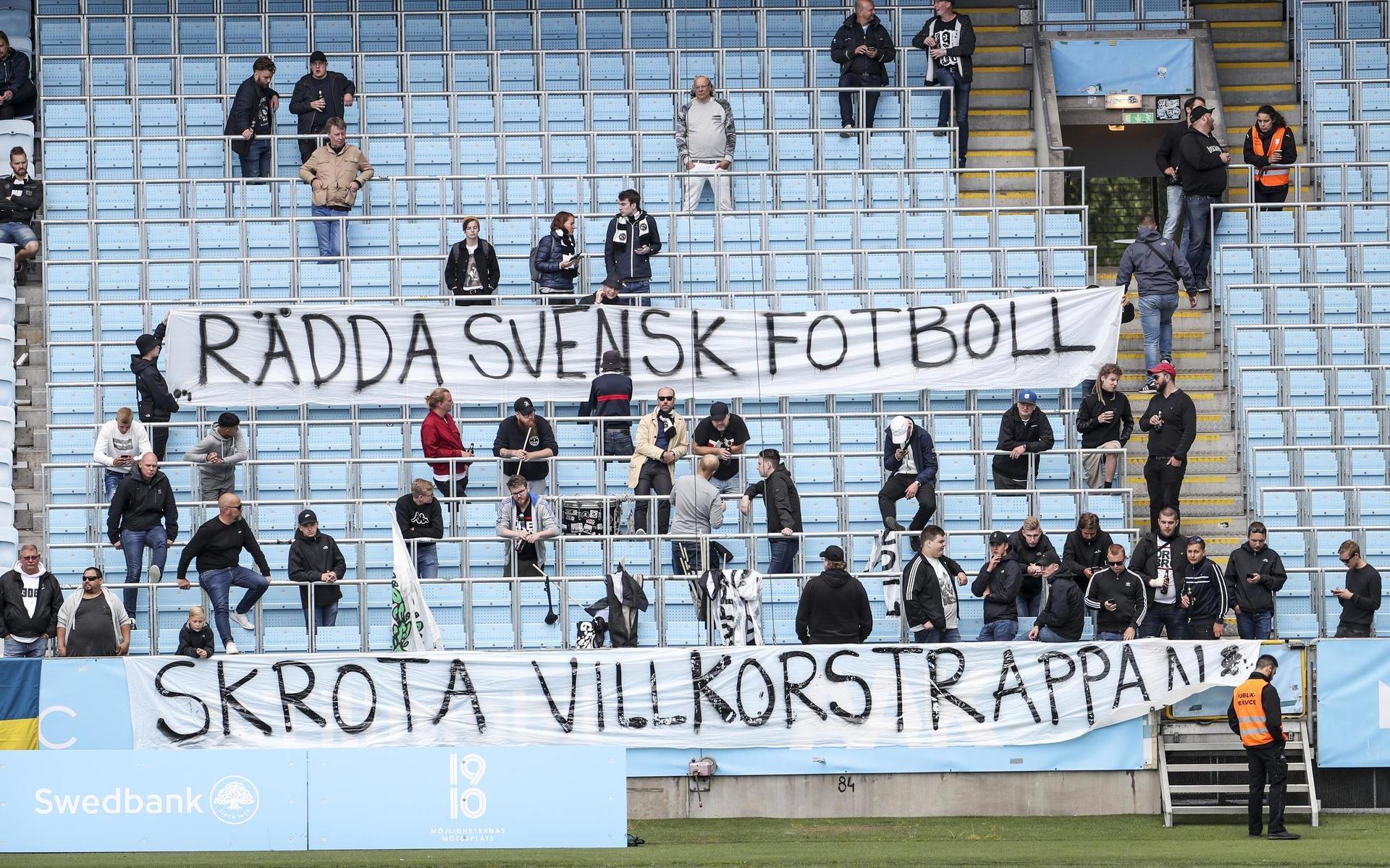 Fans på läktaren och banderoll med texten &quot;Rädda svensk fotboll - skrota villkorstrappan&quot; under en match mellan Malmö FF och Örebro SK i juli. 