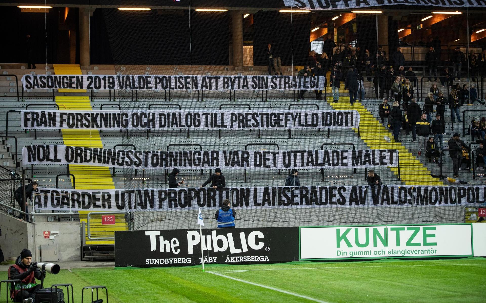 AIK:s supportrar protesterar mot villkorstrappan under fotbollsmatchen i allsvenskans sista omgång mellan AIK och GIF Sundsvall på Friends Arena. 