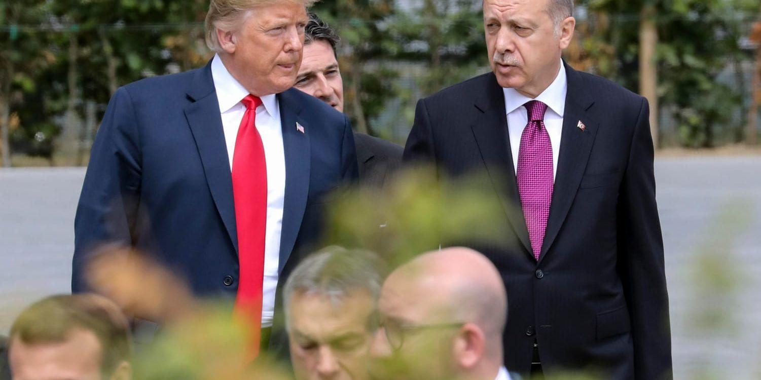 USA:s president Donald Trump och Turkiets president Recep Tayyip Erdogan i samspråk inför Natomötet i Bryssel sommaren 2018. Arkivbild.