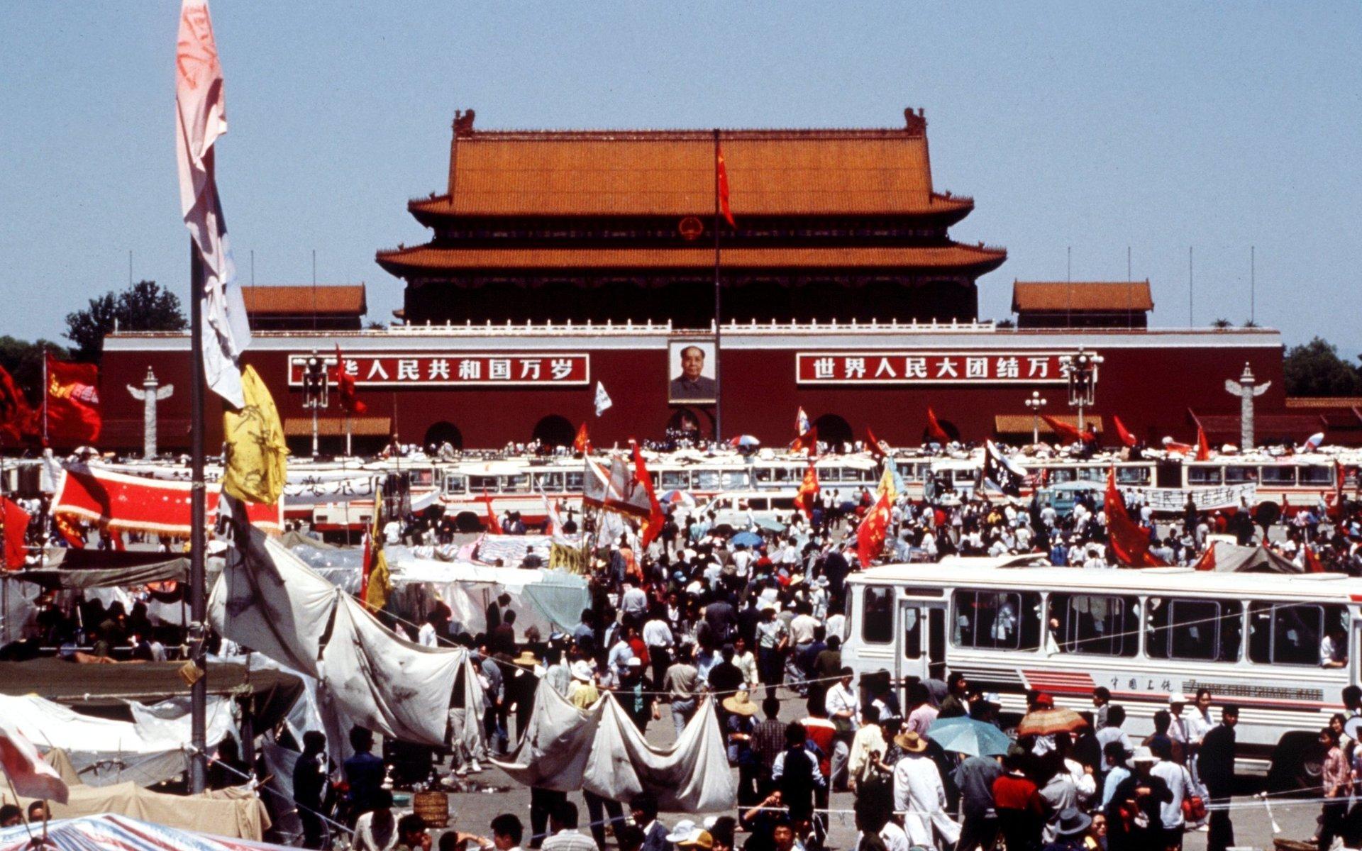 Ungdomar med flaggor och banderoller demonstrerar på Himmelska fridens torg i Peking, 1989.