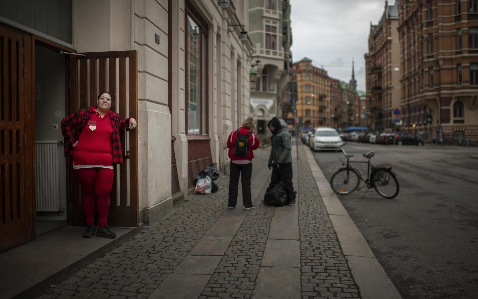 Volontären Elisabeth Gamboa står i dörren till Baptistkyrkan på Storgatan där de delar ut bland annat mat och sovsäckar.