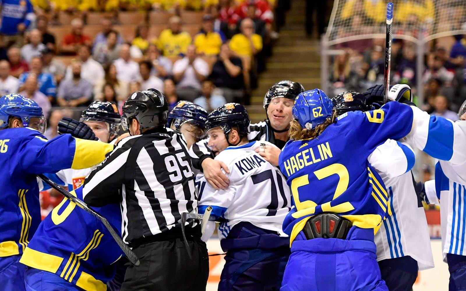 Heta känslor, som det ska vara, när Sverige och Finland möts i ishockey. Foto: Bildbyrån