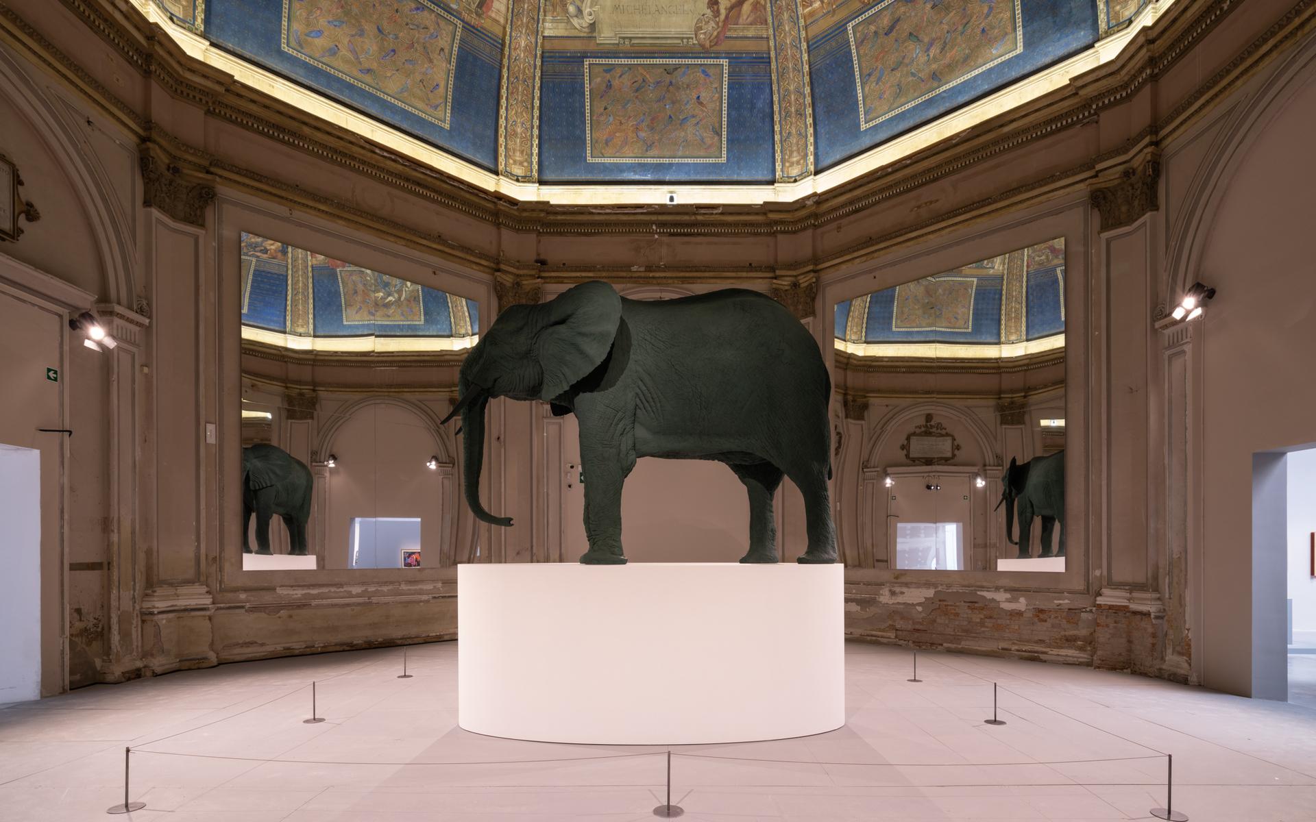 Tyska Katarina Fritschs skulptur ”Elefant / Elephant” är tillverkad i mörkgrön polyester som tagits från en verklig uppstoppad elefant. Verket återfinns vid entrén till årets Venedigbiennal. 