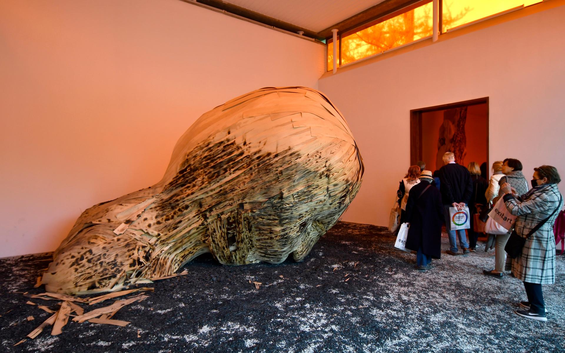 Med sin installation ”The Concert” vill Latifa Echakhchs få besökaren att uppleva att tiden går baklänges. Verket visas i den schweiziska paviljongen på årets Venedigbiennal.