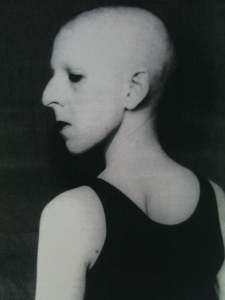 Ett självporträtt av den surrealistiska konstnären Claude Cahun, född Lucie Schwob, från 1930.