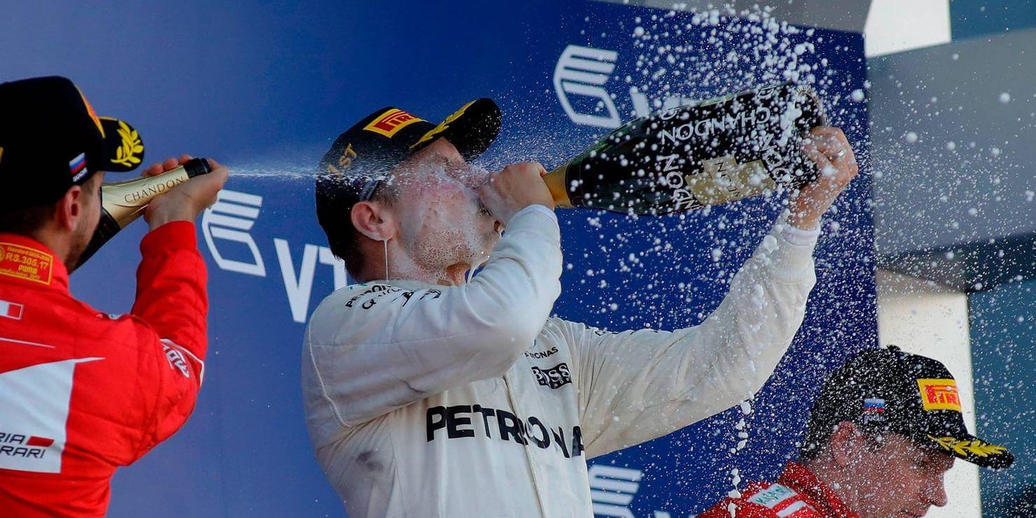 För första gången får Valtteri Bottas dricka segerchampagne i formel 1.