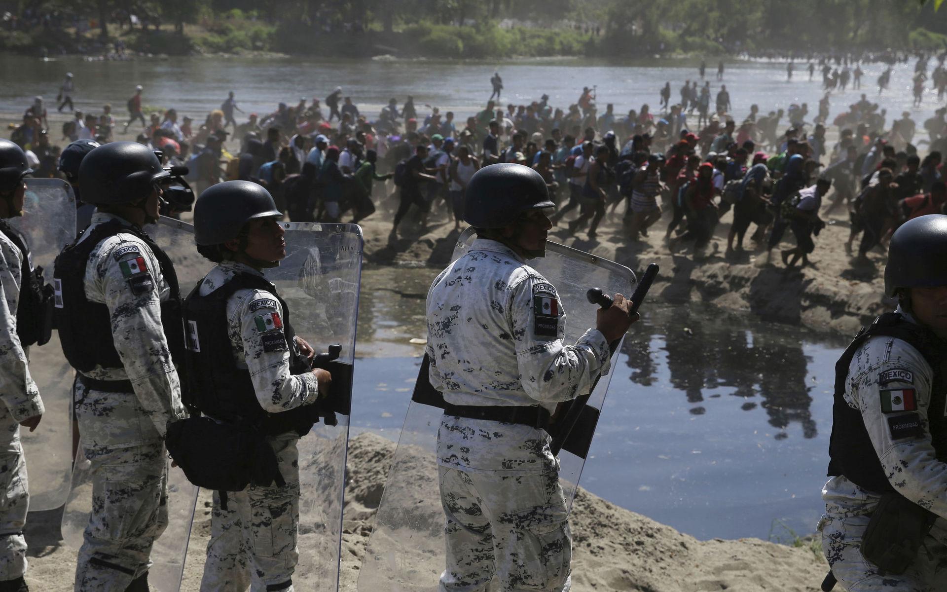 Mexikanska nationalgardet möter migranterna vid floden Suchiate i ett försök att stoppa de stora karavanerna som försöker ta sig till USA från Honduras. 