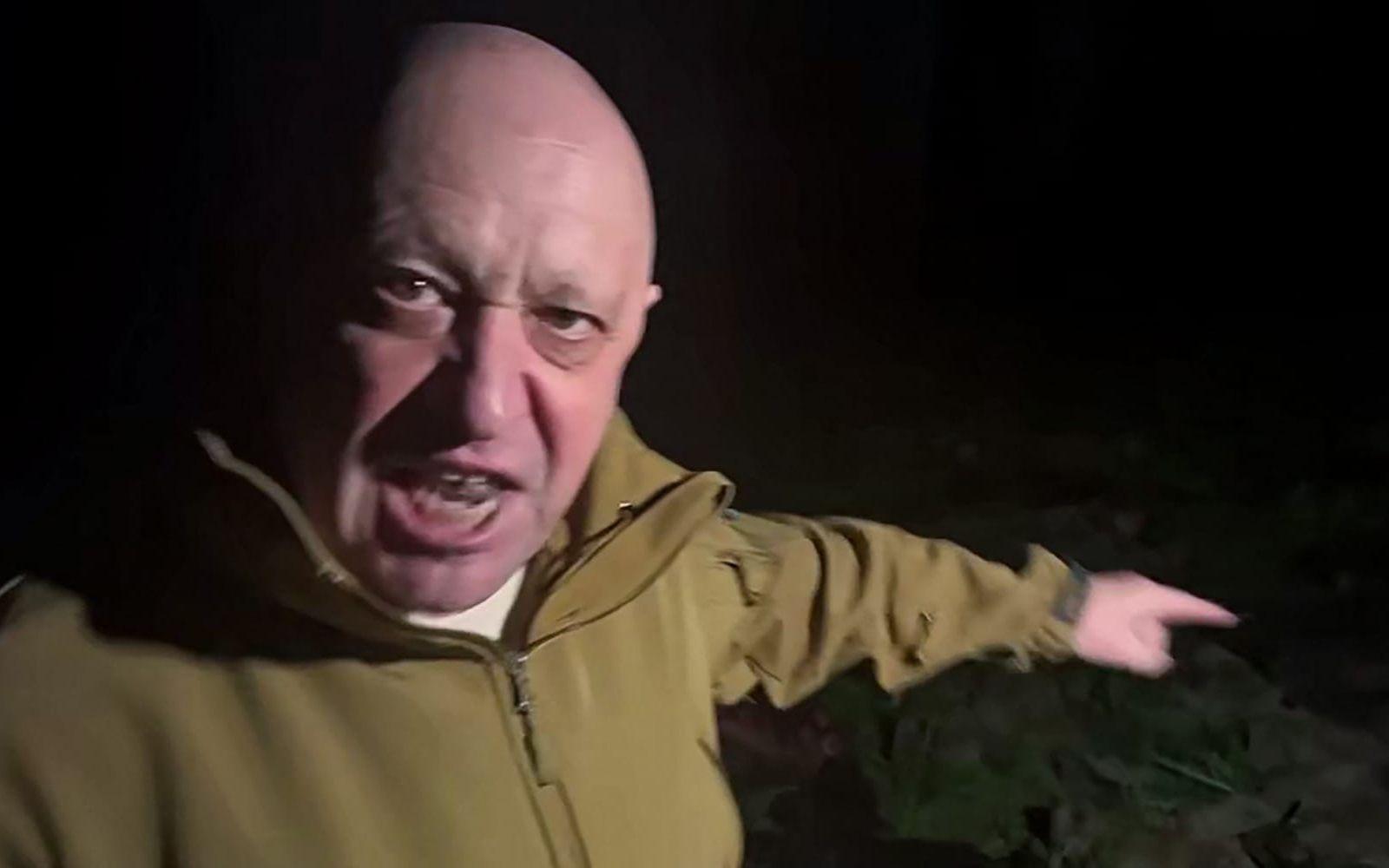 Wagner-ledaren Jevgenij Prigozjin rasar mot Rysslands militära ledning i nya filmklipp som han låter sprida. Här pekar han mot döda kroppar på marken medan han kräver ny ammunition till striderna i Bachmut.