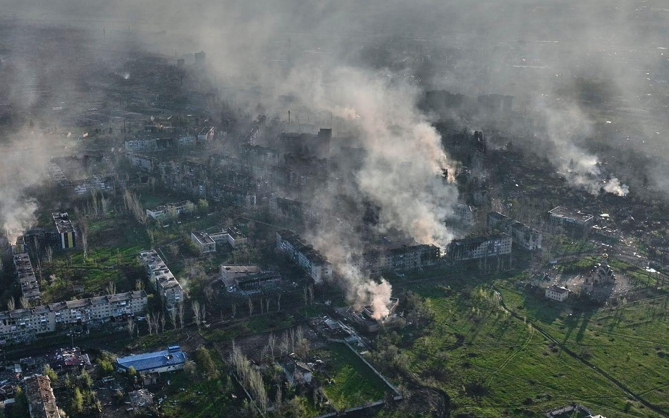 Rök stiger från bombarderade byggnader i Bachmut, den 26 april. Arkivbild.
