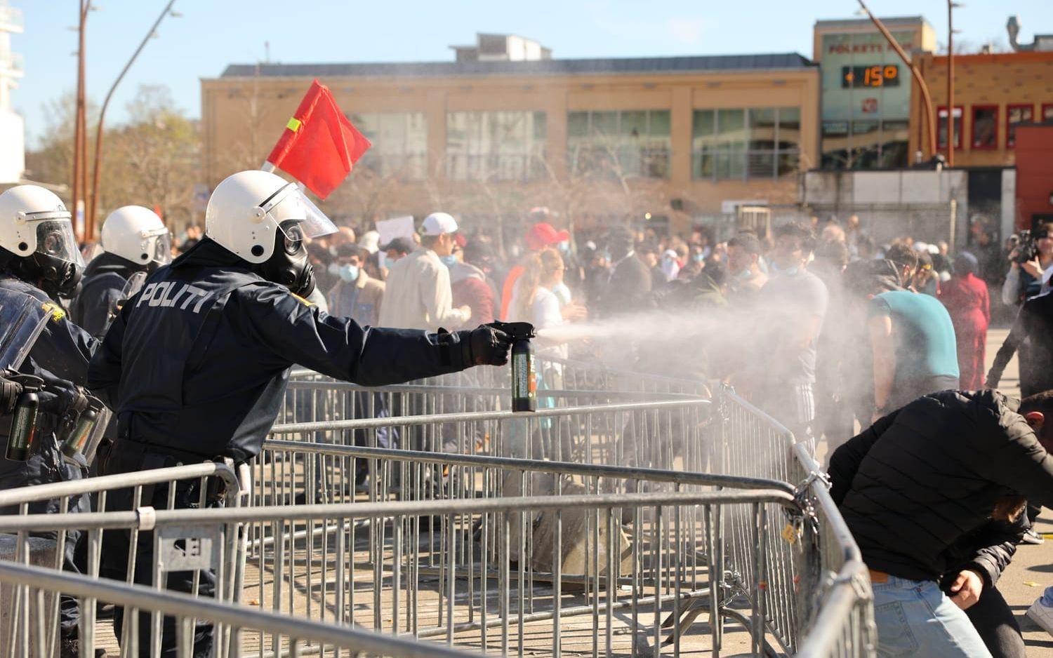 Norsk polis använde tårgas mot motdemonstranter när den antiislamiska gruppen Sian höll ett torgmöte i Sandefjord.