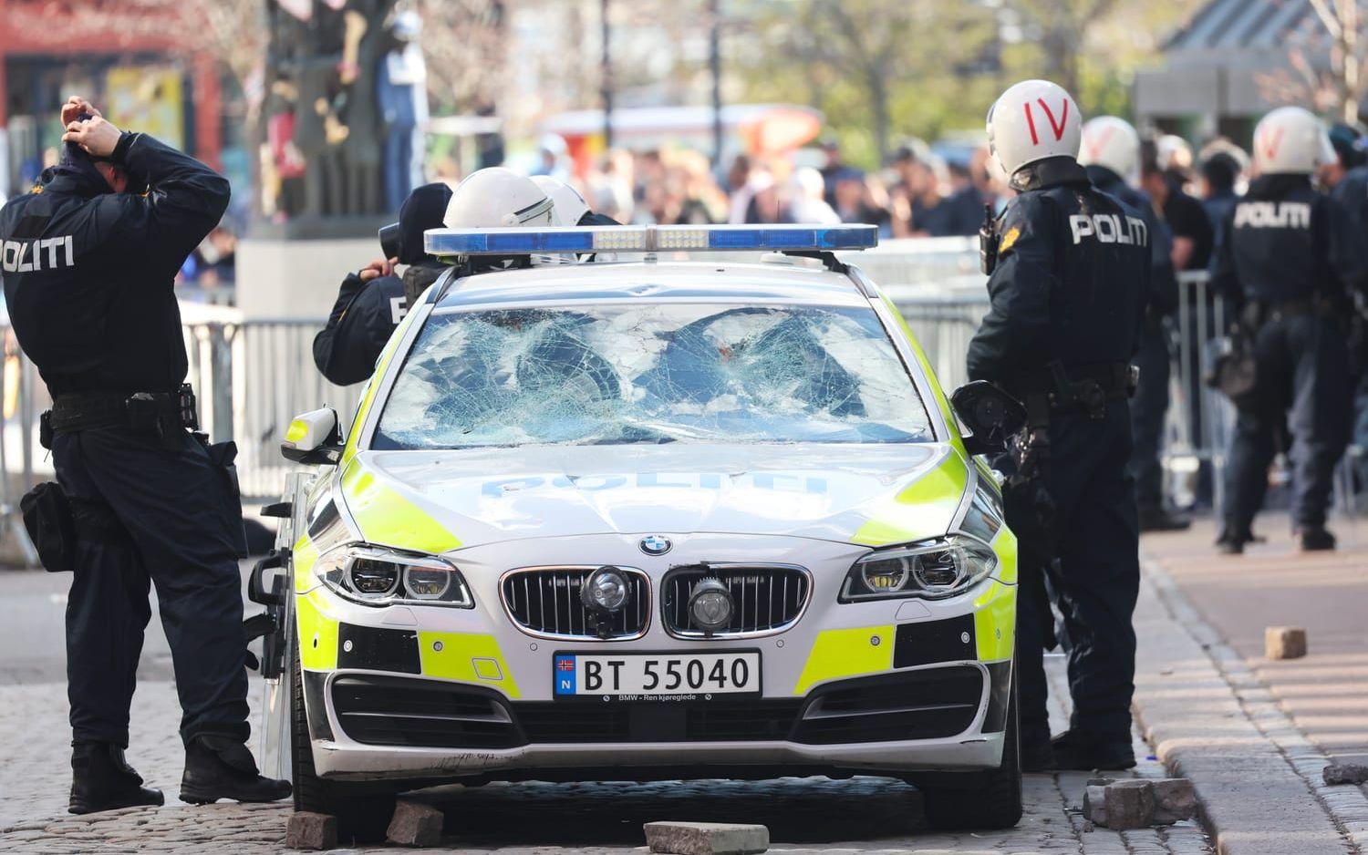 Två polisbilar skadades när demonstranter Norsk polis använde tårgas mot demonstranter kastade föremål i Sandefjord.