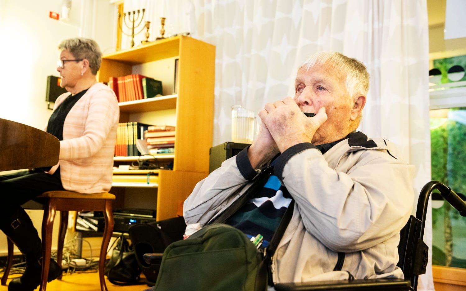 &quot;Många av oss är ensamma, men när vi kommer hit blir vi en familj&quot; säger Rune Johansson, 98 år, från Biskopsgården.