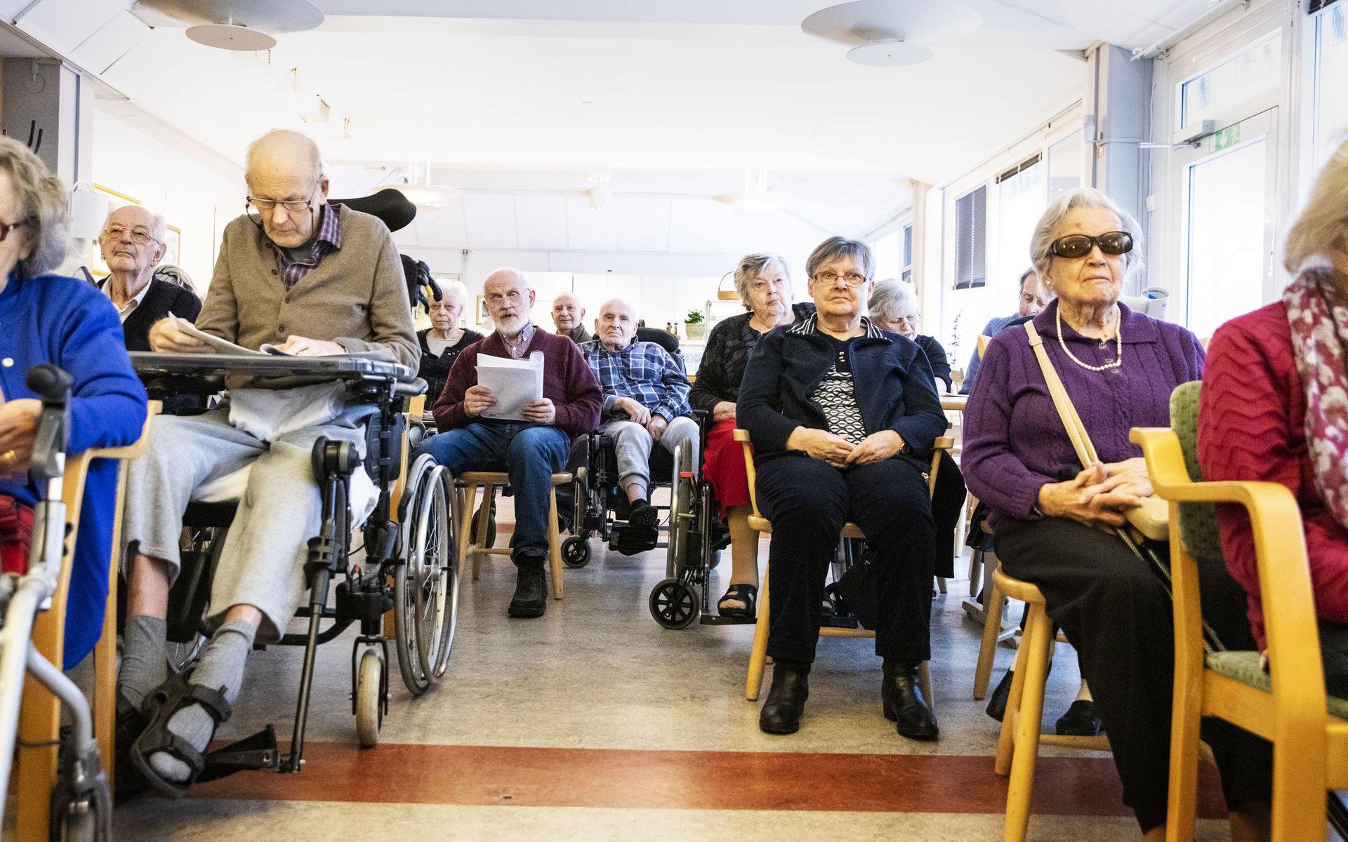 Första måndagen varje månad samlas boende och tillresta på Åkerhus äldreboende och sjunger allsång tillsammans.