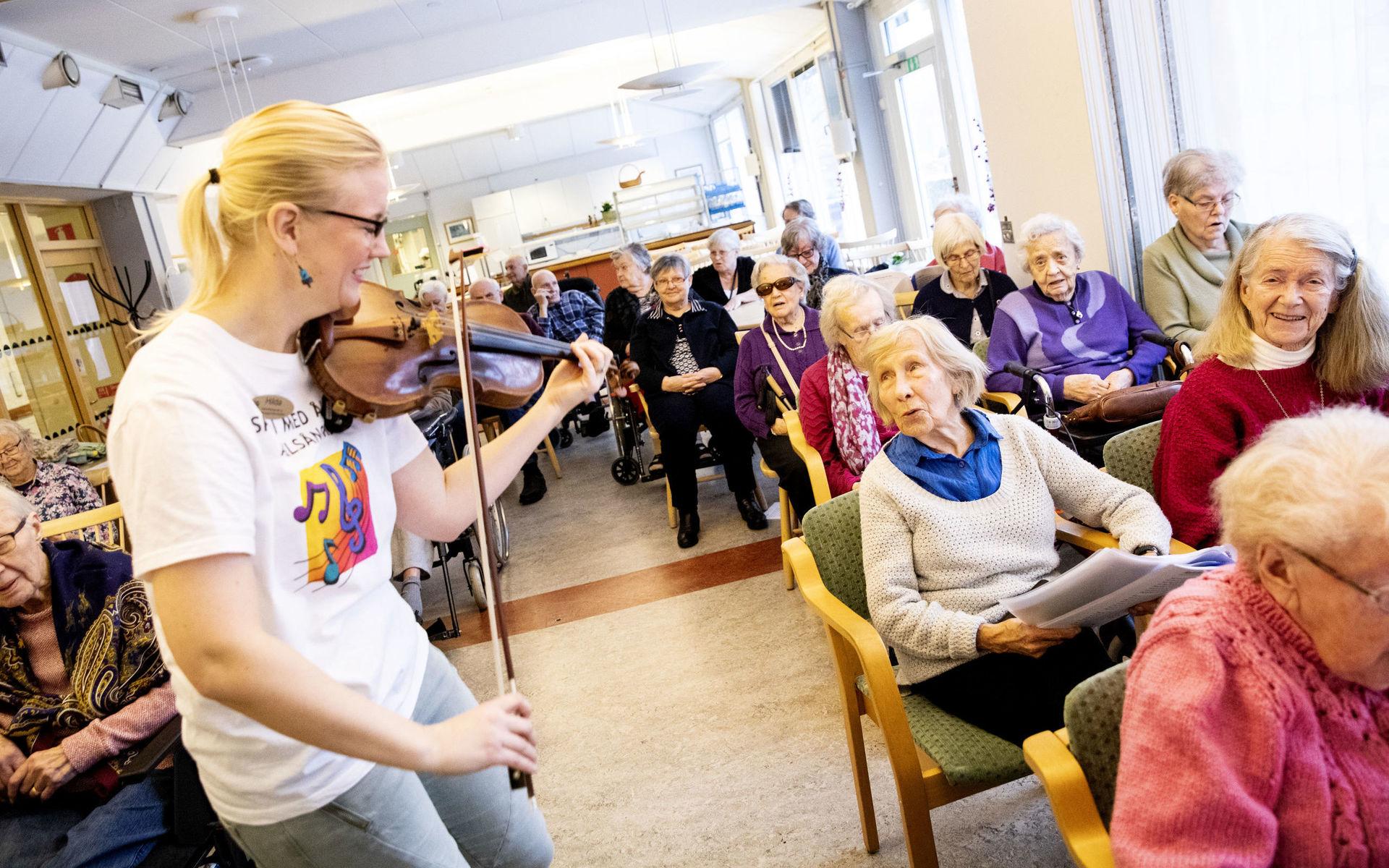 Allsångsmåndagarna lockar deltagare från Göteborgs alla stadsdelar. I förgrunden: Hilda Esping på fiol.