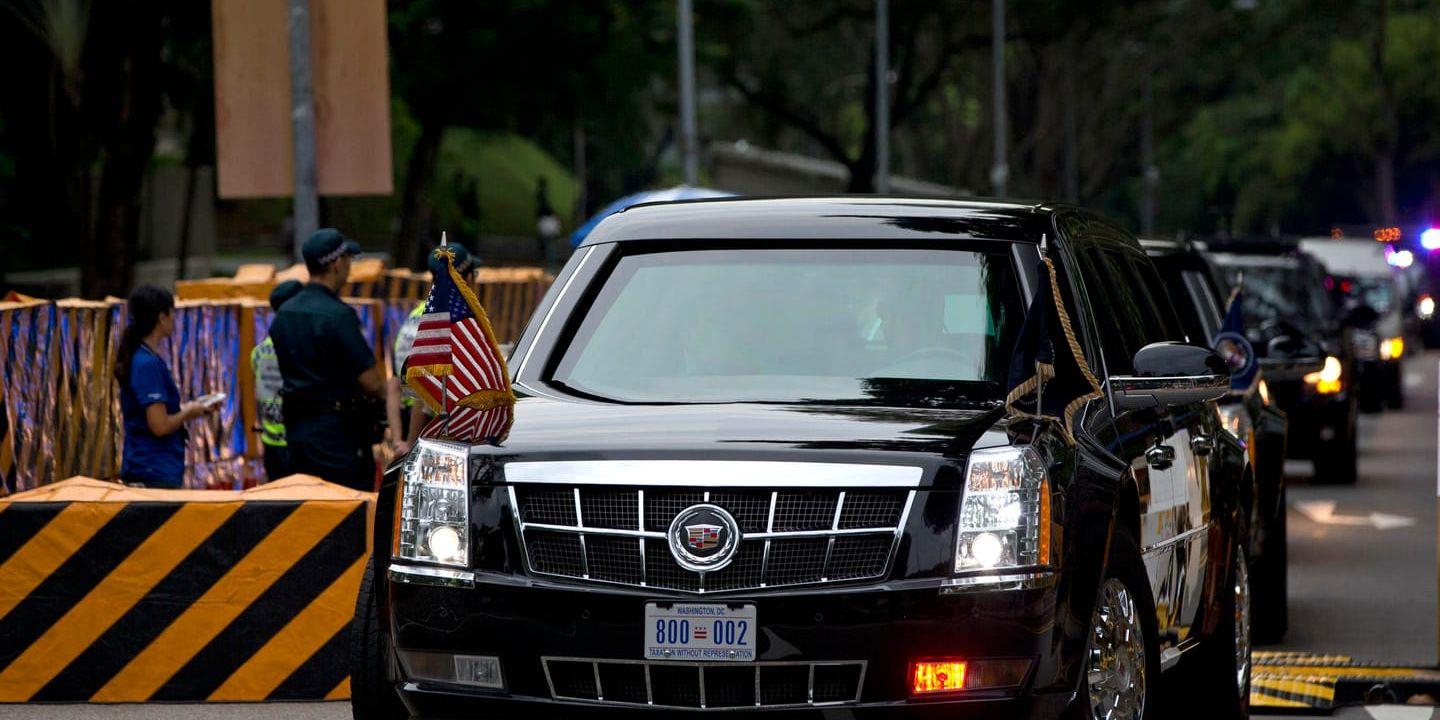 President Donald Trump lämnar sitt hotell på väg till toppmötet.
