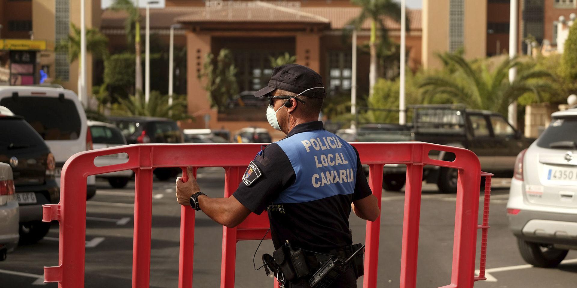 En spansk polis spärrar av ett hotell på Teneriffa. Omkring 1 000 hotellgäster har satts i karantän på den spanska ön. 