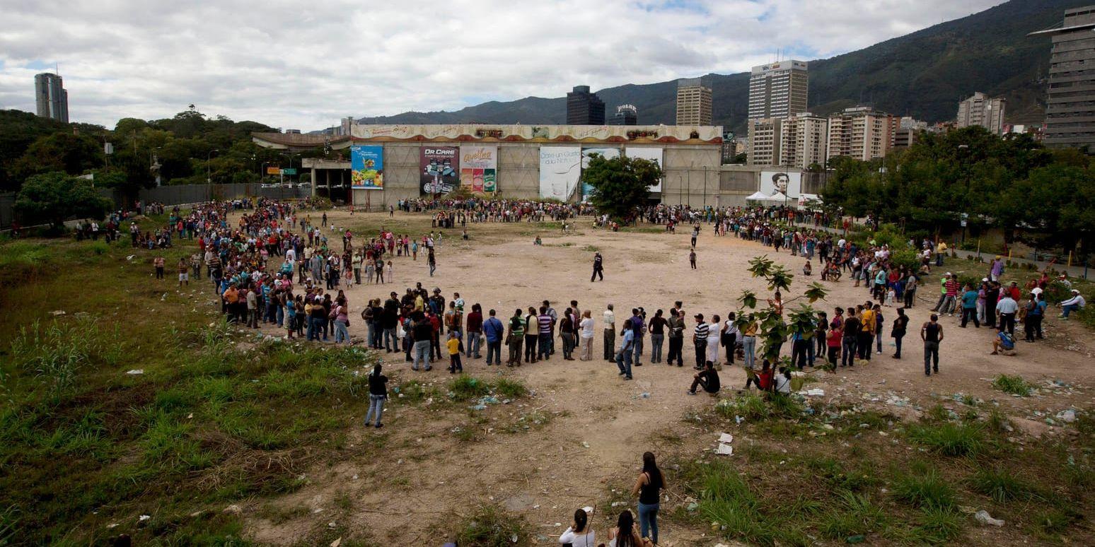 Köer till en mataffär i det ekonomiskt hårt drabbade Venezuela. Arkivbild.