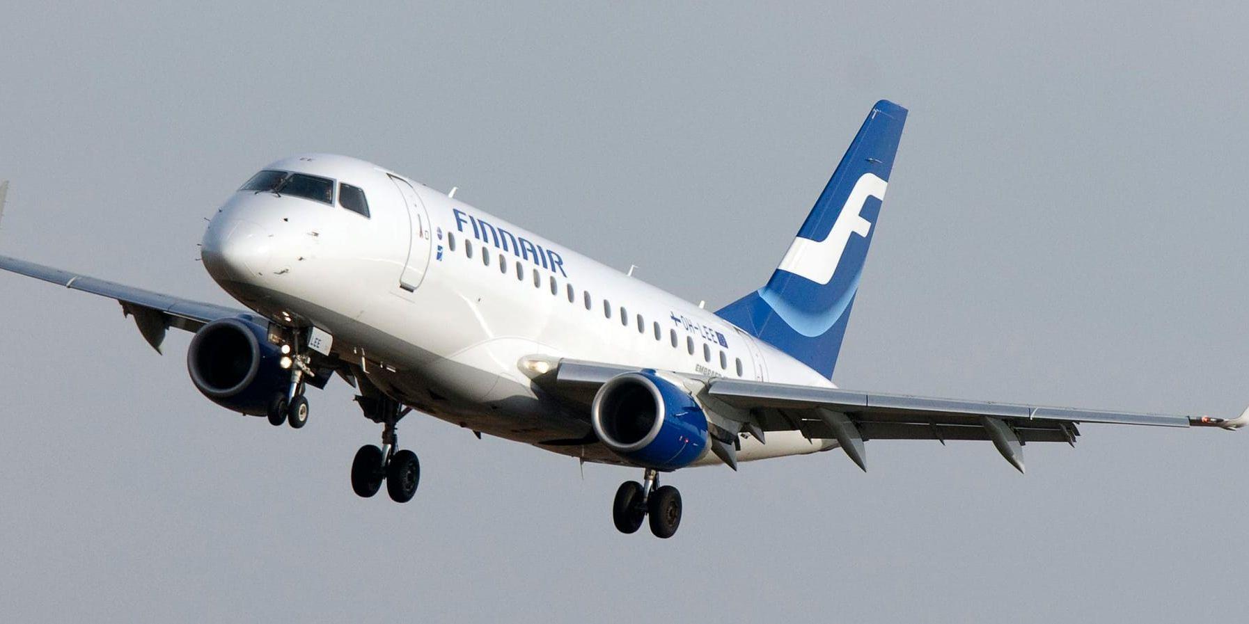 Passagerarlyft för flygbolagen Norwegian och Finnair Arkivbild.