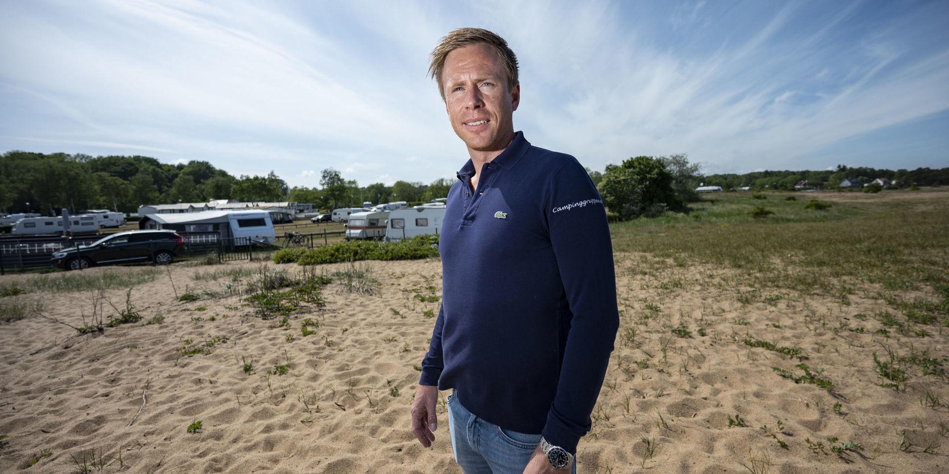 Ola Ambuhm på stranden vid Tobisviks camping på Österlen. 'Jag hoppas inte att några få kan förstöra en hel bygds rykte', säger han om den rädsla för stockholmare som vissa österlenbor uttryckt.