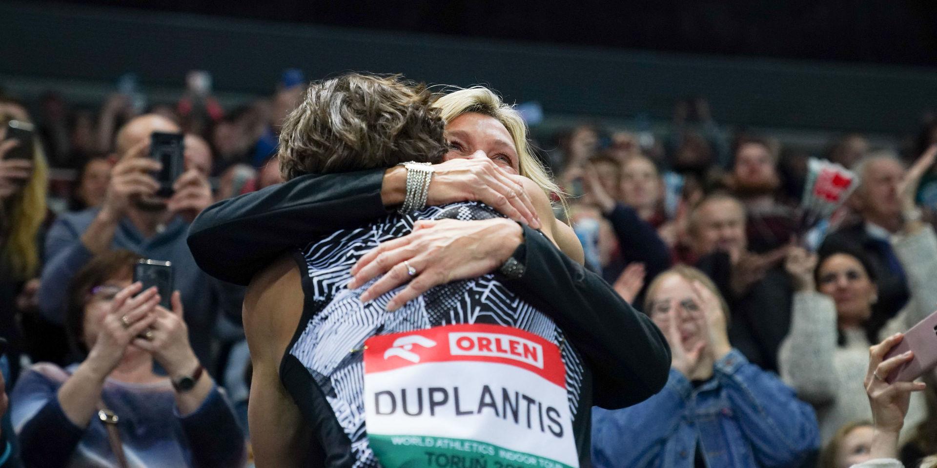 Sveriges nye världsrekordinnehavare, Armand Duplantis, kramar om mamma Helena.