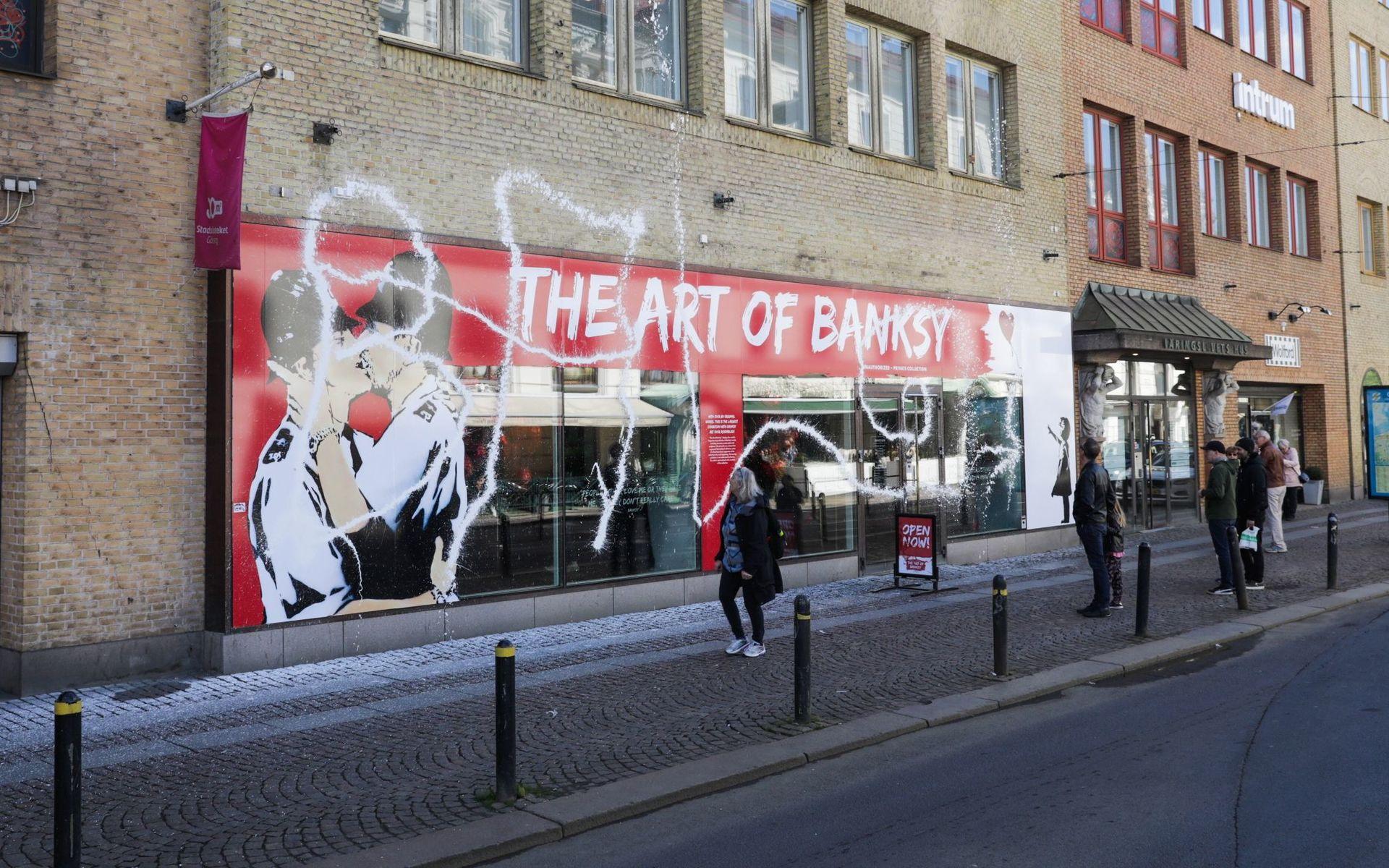 Den stora Banksy-utställningen fick sin fasad nedklottrad med vit färg natten till första ustsällningsdagen.