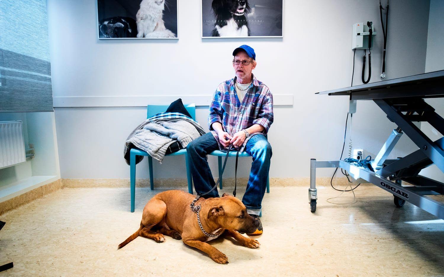 Göteborg 20180225Hemlösa får hjälp med sina husdjur på djursjukhuset AniCura Västra DjursjukhusetDan med hunden RexFOTO: Anders Ylander