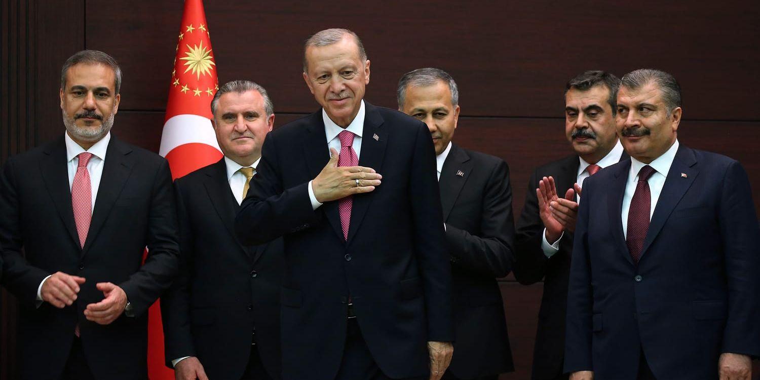 President Recep Tayyip Erdogan (längst fram i mitten) med delar av sin nya regering (från vänster): utrikesminister Hakan Fidan, kulturminister Mehmet Ersoy, inrikesminister Ali Yerlikaya, utbildningsminister Yusuf Tekin och hälsominister Fahrettin Koca.