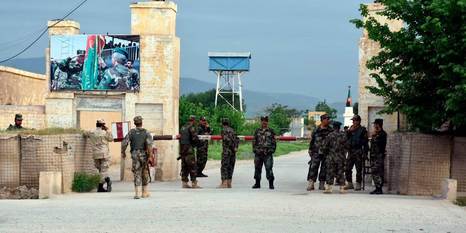 Soldater på vakt utanför militärbasen i Mazar-i-Sharif efter talibanernas attack.