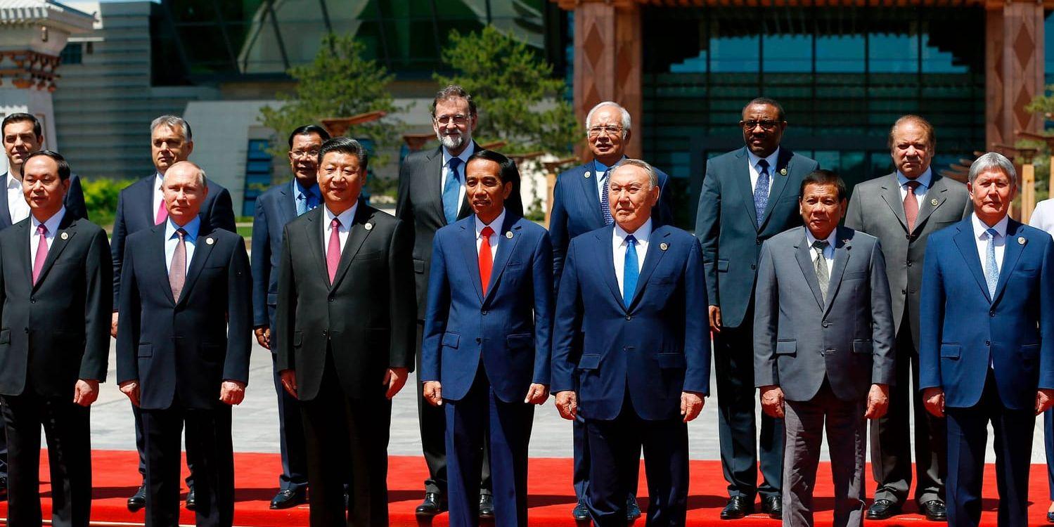 Kinas president Xi Jinping tillsammans med andra världsledare på toppmötet om de jättelika transport- och infrastruktursatsningar som ryms inom ramen för den nya Sidenvägen.