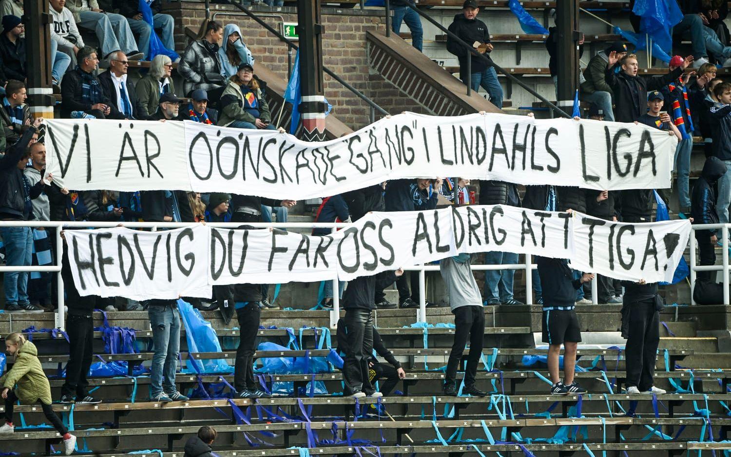 I derbyt mot AIK höll Djurgårds-fansen upp en banderoll riktad mot den egna målvakten. 