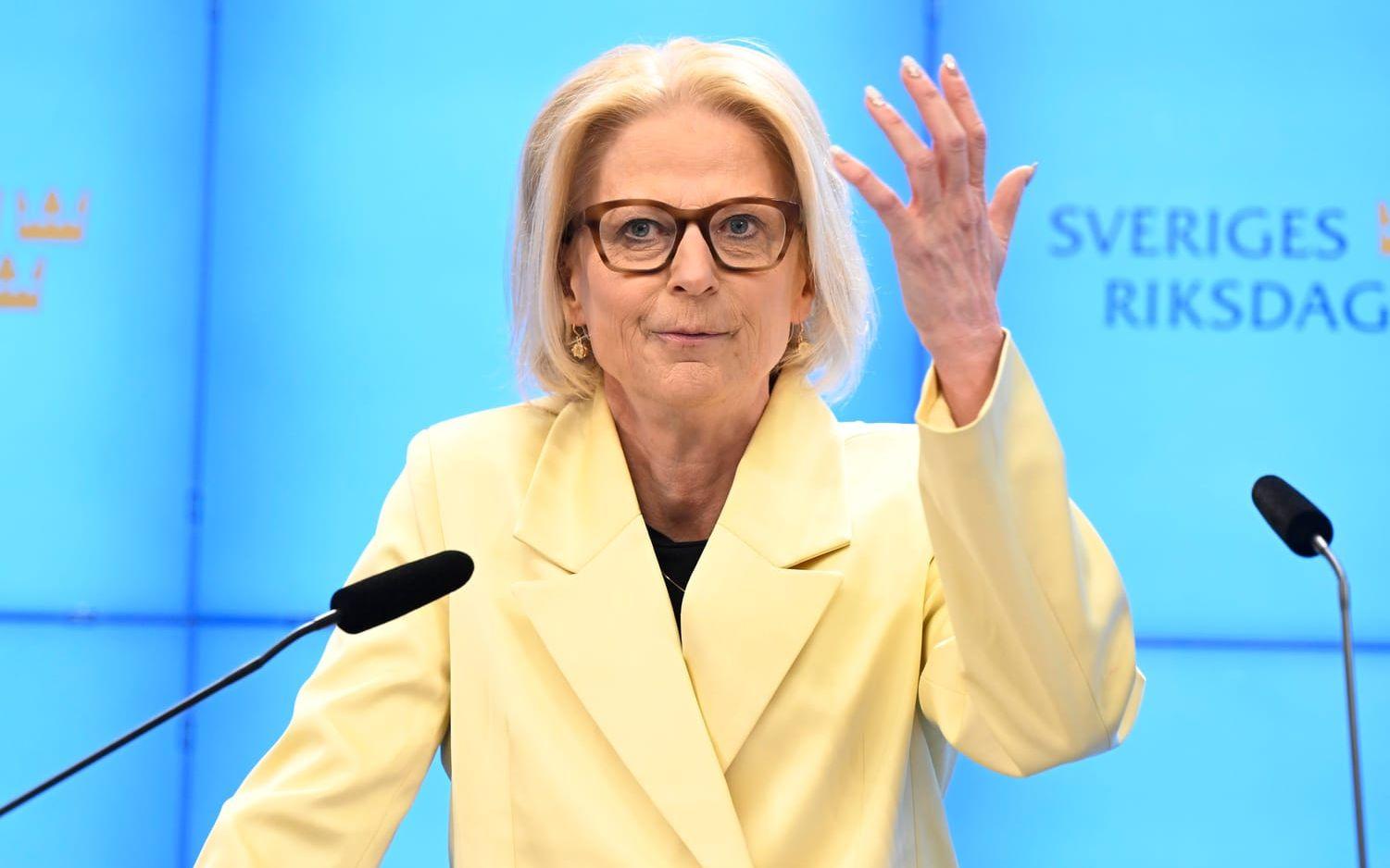 Finansminister Elisabeth Svantesson (M) kommenterar oppositionens budgetar i riksdagens presscenter.