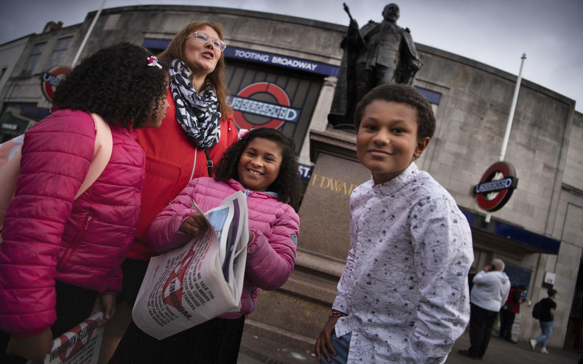 Ulrika Diallo med barnen Isabella, Josephine och Oliver utanför tunnelbanehållplatsen Tooting i södra London.