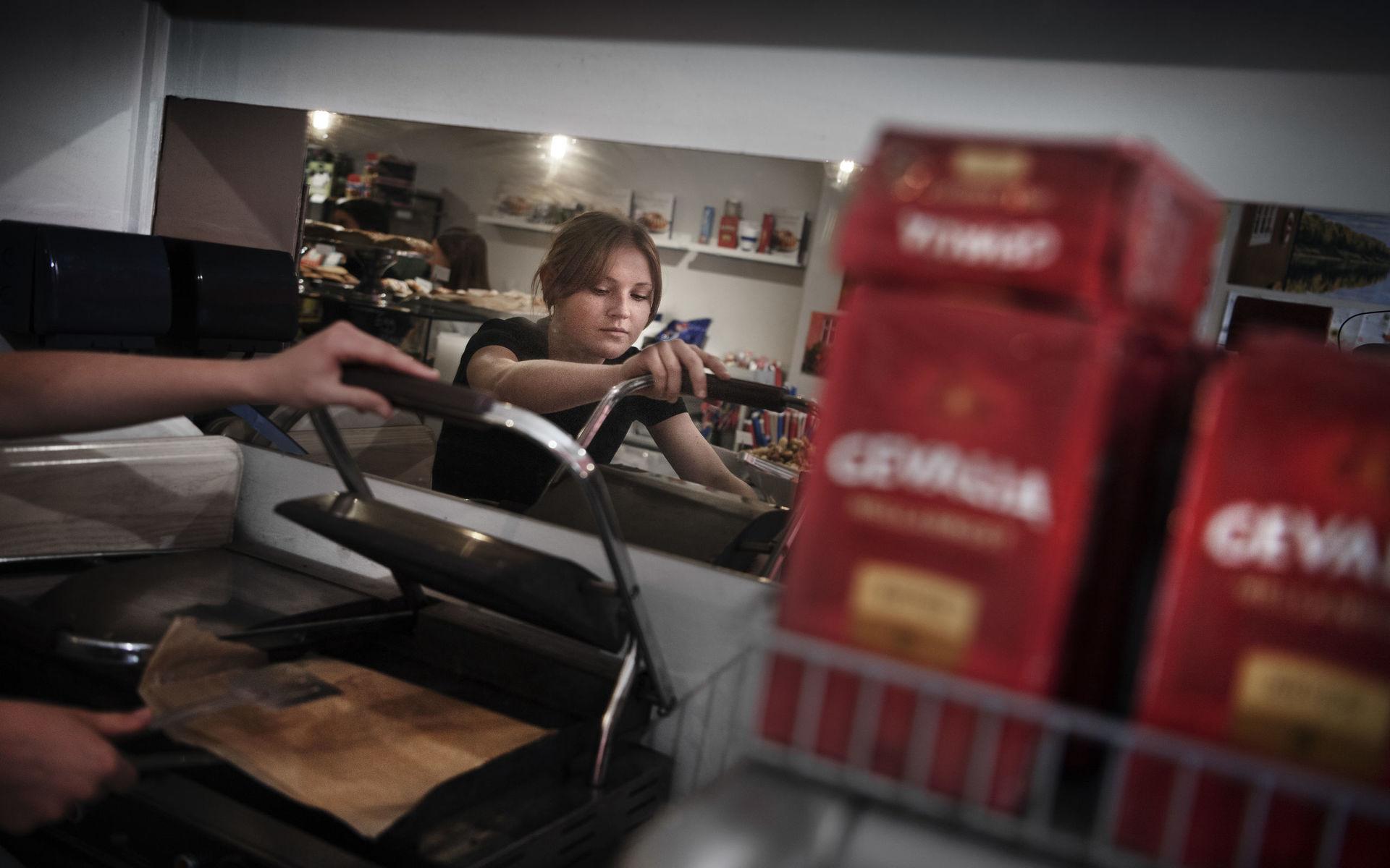 Isabella Grönevik grillar en panini på Scandi kitchen, London.