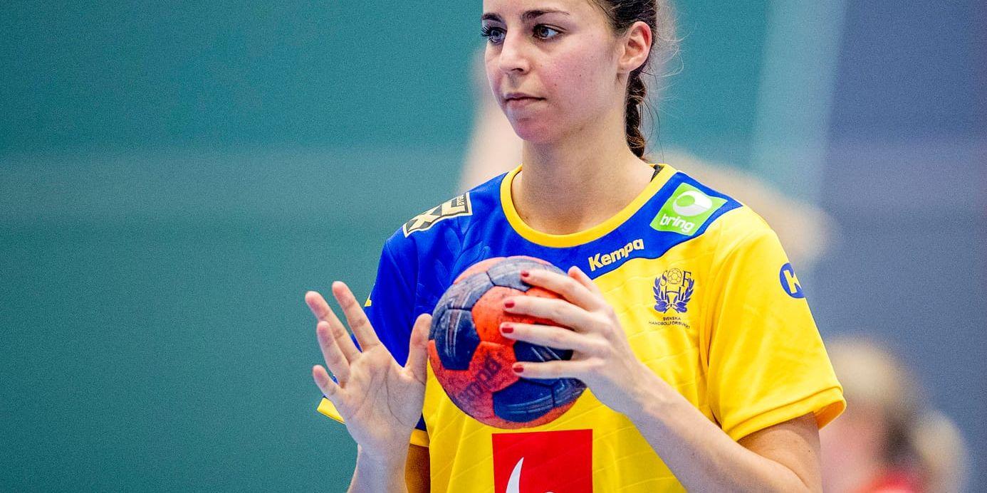 Daniela Gustin tog en udda väg som utlandsproffs till landslaget. I VM-genrepet mot Danmark gjorde hon tre mål när Sverige ryckte mot seger.
