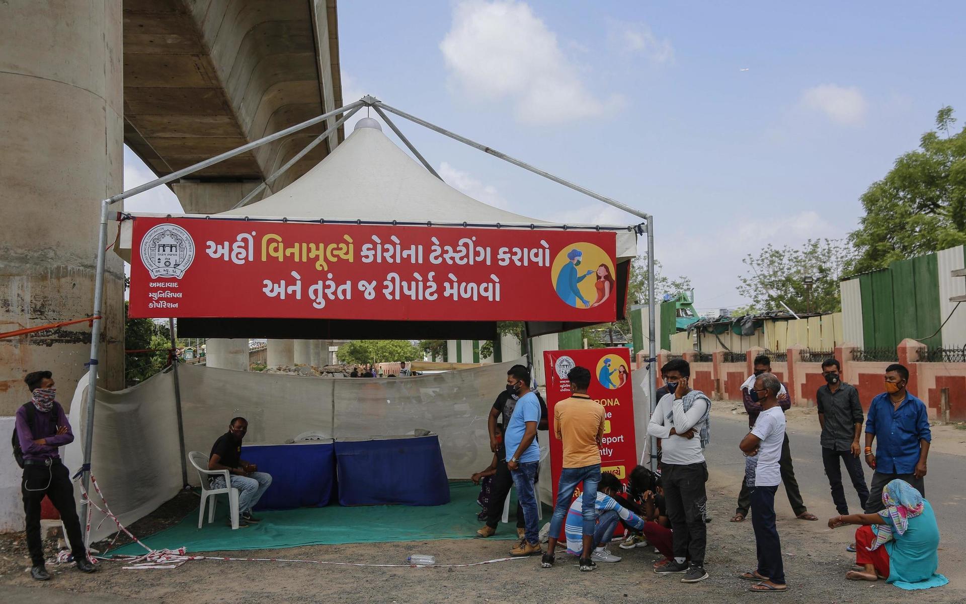 Människor köar för att testa sig för covid-10 i staden Ahmedabad på onsdagen, 9 juni.