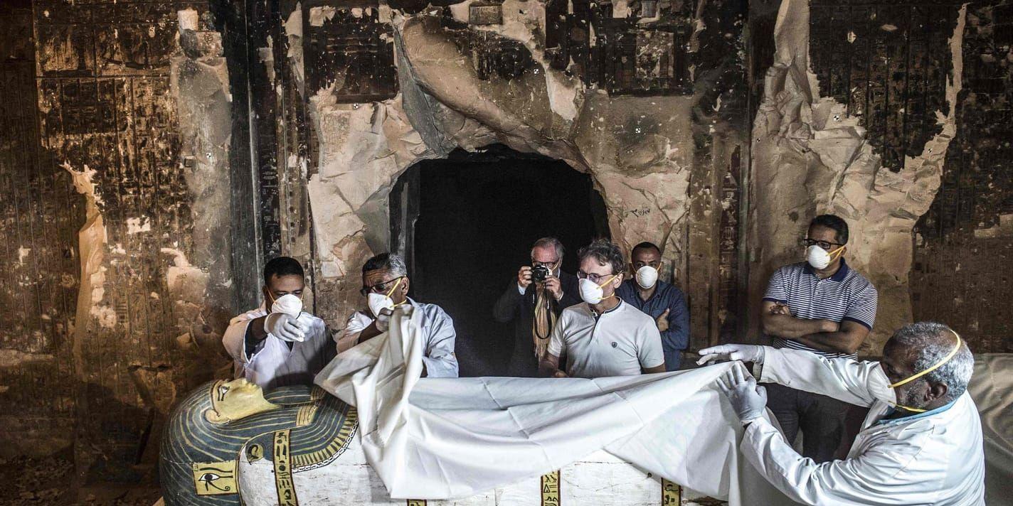 En nyfunnen sarkofag i Luxor inspekteras.