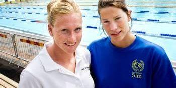 Unga medaljörer. Göteborgsduon Claire Hedenskog och Elin Harnebrandt överraskade i sim-SM i Halmstad och knep ett silver respektive ett guld.