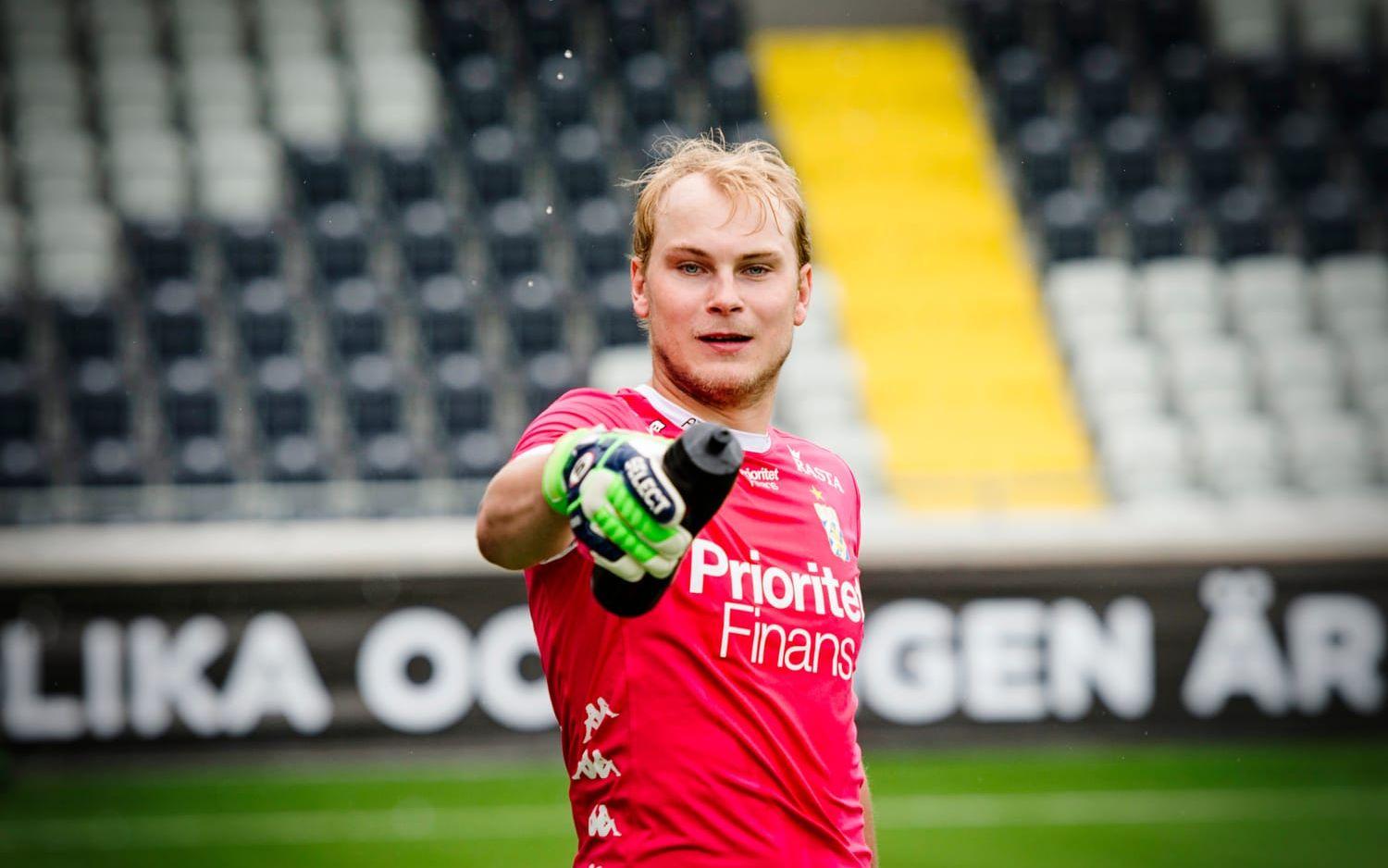 På isen är Anton Blidh forward, men när det var dags för fotboll med Frölundas juniorer fick han ställa sig i mål. Bild: Jonas Lindstedt/GP