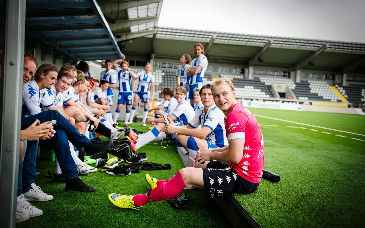Anton Blidh tillsammans med Frölundas J20-lag som fick bära IFK Göteborgs klassiska färger. Bild: Jonas Lindstedt/GP